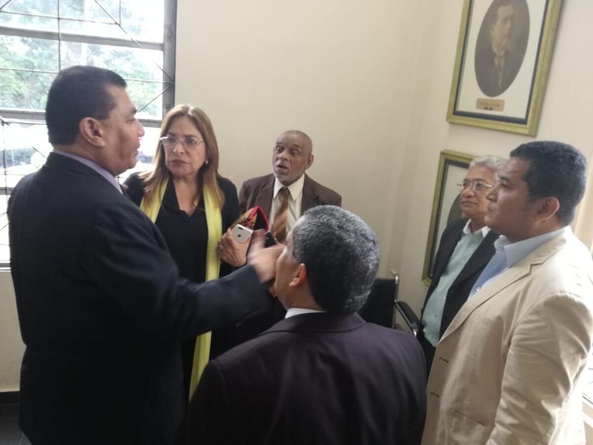 Le arman 'show' a Balbina en la Corte. Mira cómo fue su reacción