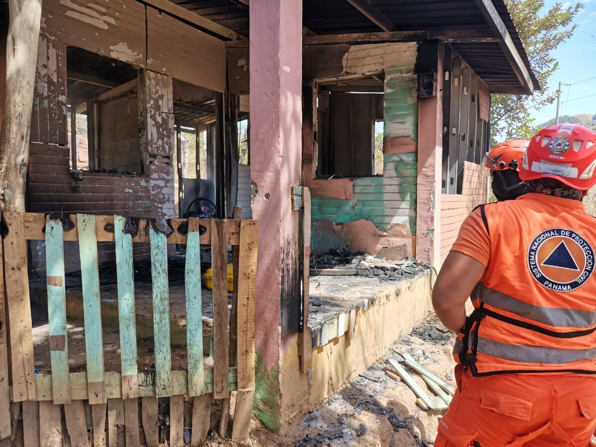 Quedaron sin nada. 14 miembros de una humilde familia en Coclé, tras el incendio de su casa