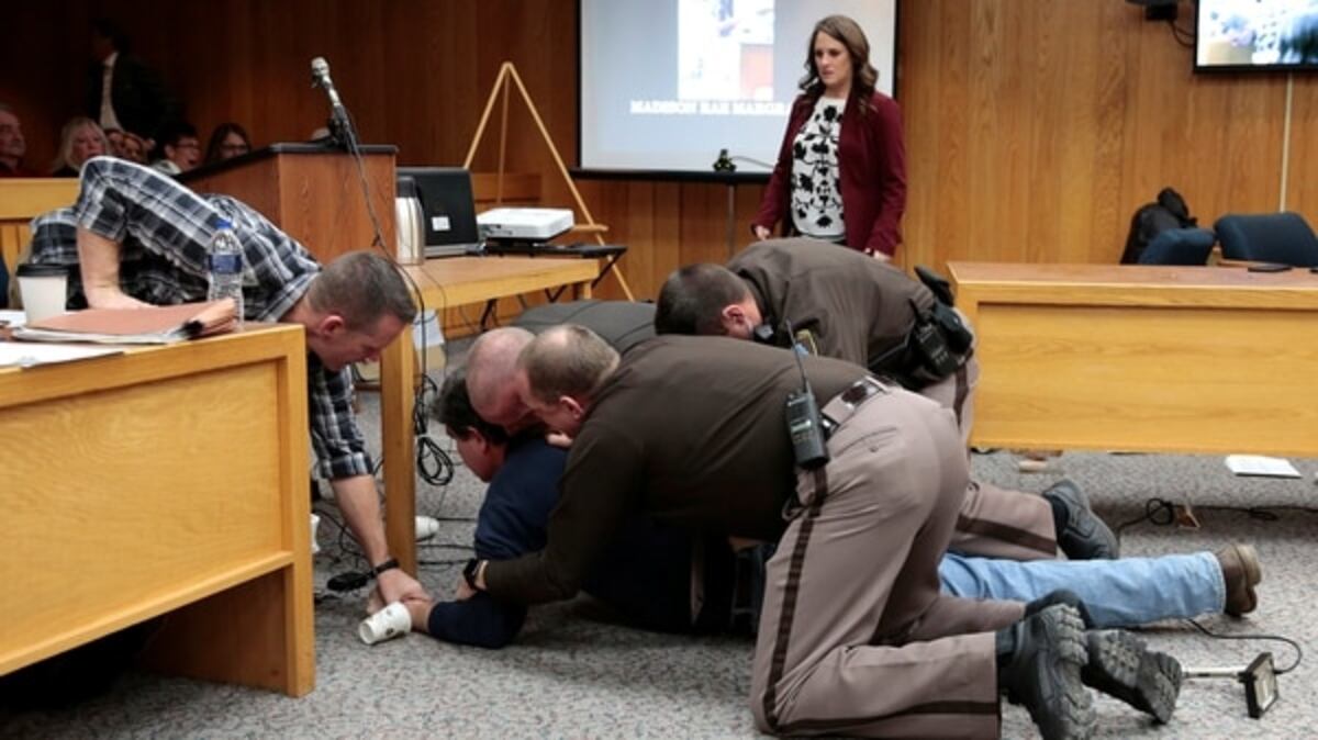 ¡NO AGUANTÓ! El padre de tres víctimas de Larry Nassar se abalanza sobre él 