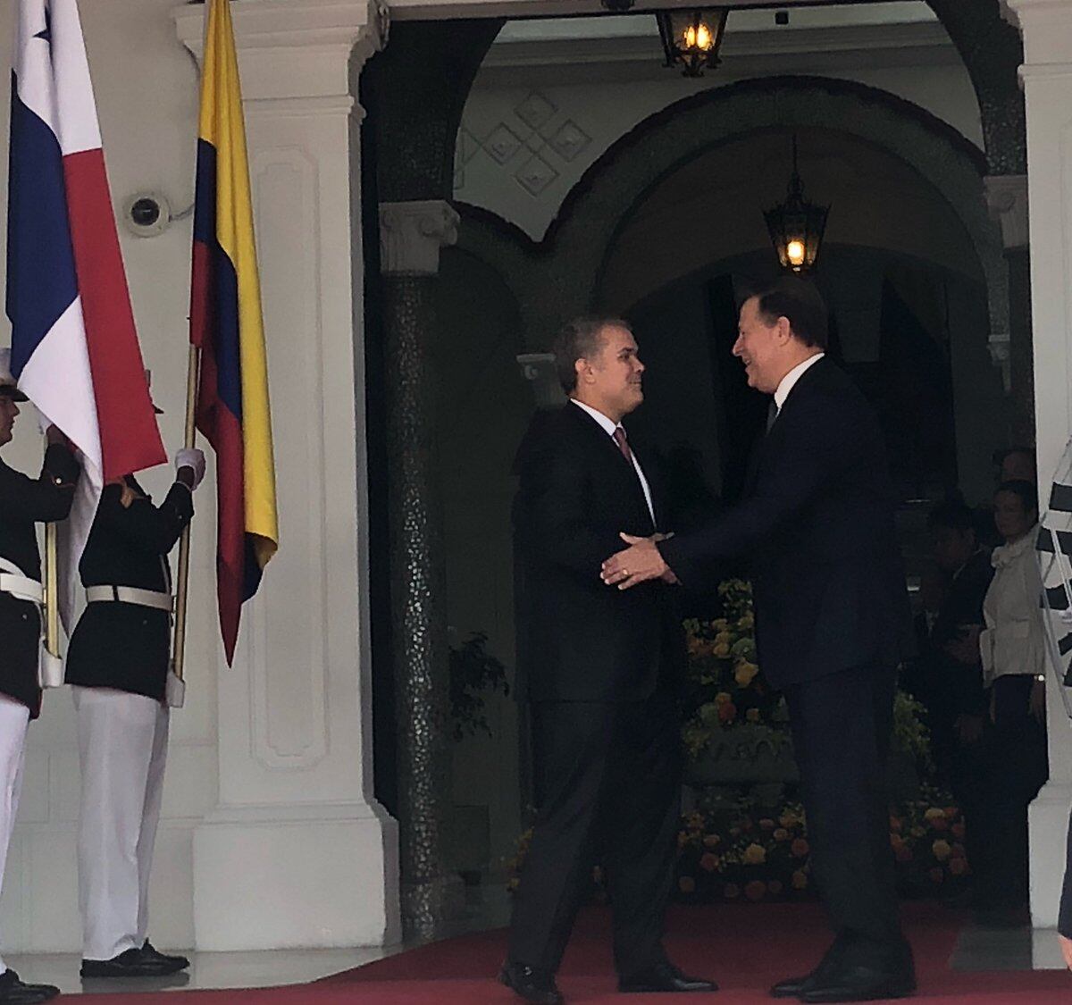 Presidente de Colombia ya está en Panamá y se reúne a puerta cerrada con Varela