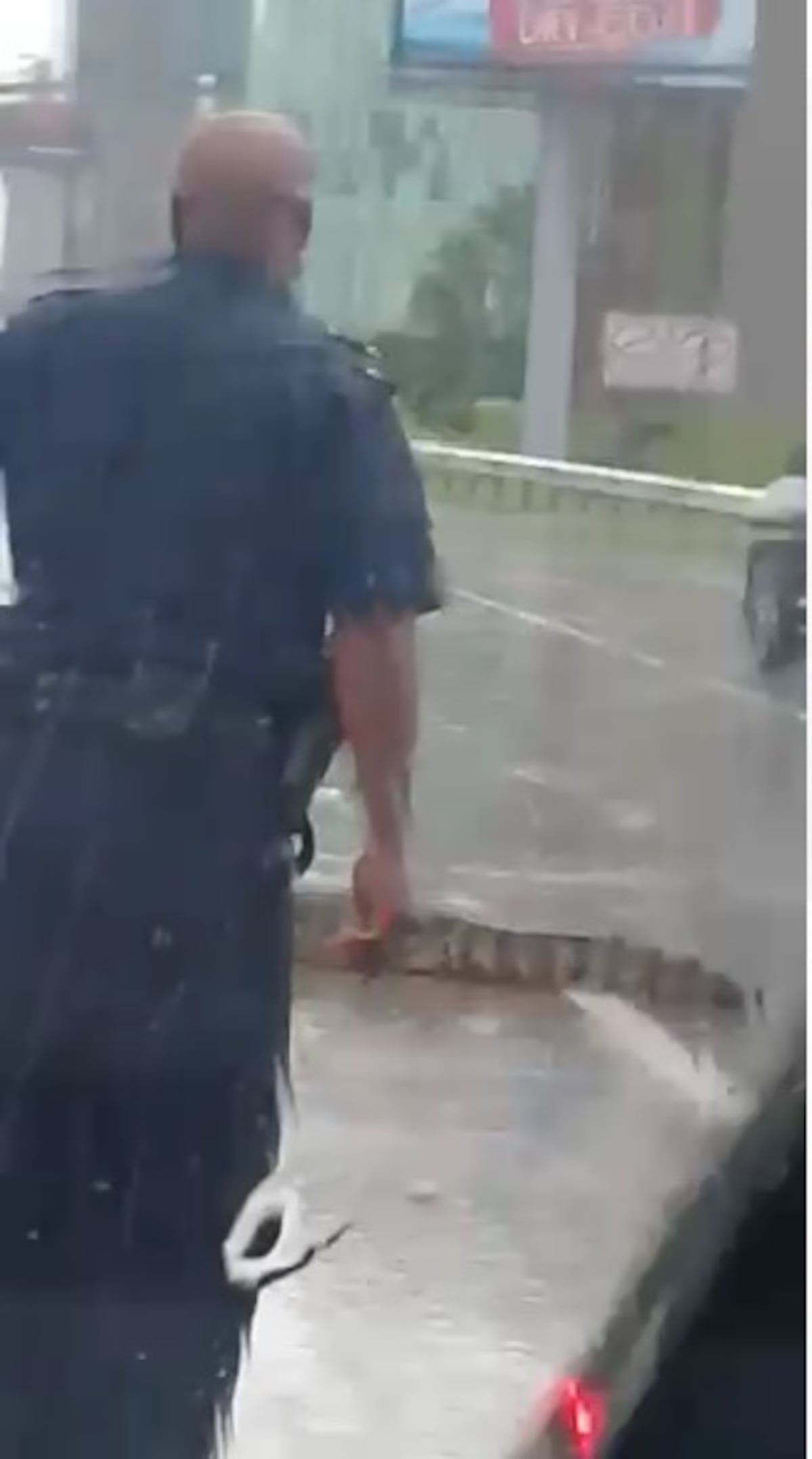 Impactante. Lo atropellan cuando intentaba cruzar el Corredor Sur y se viraliza. Video