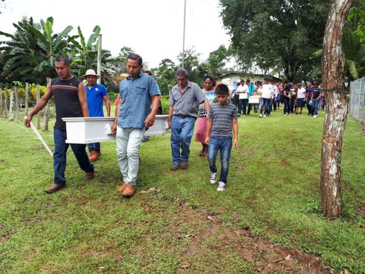 En medio del dolor, familiares despiden a abuela y nieta arrolladas por un bus