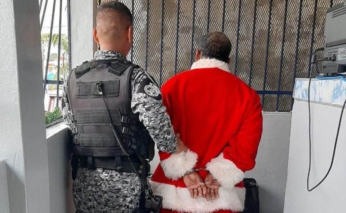 Santa se emberraca. Era un profesor y lo capturan. Exige respeto. Video