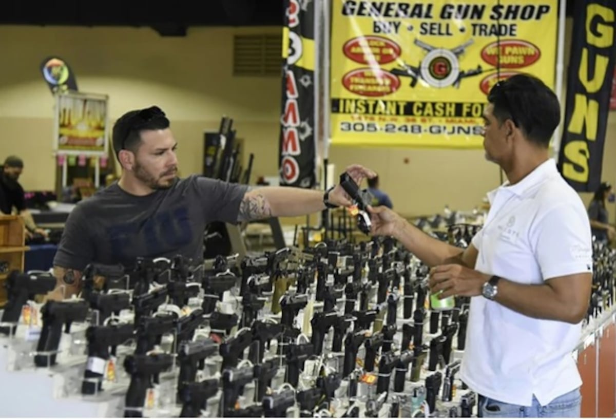 ¿Quién los entiende? A días de la masacre hacen feria de armas en Florida