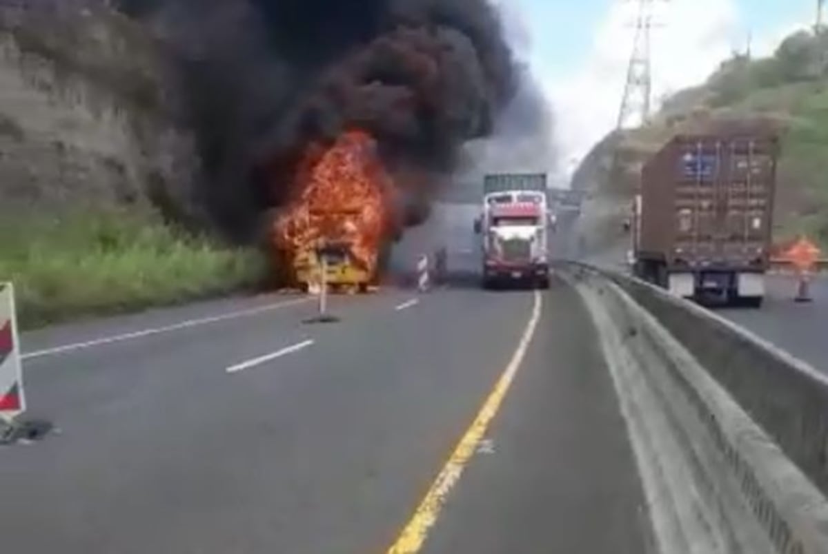 Vehículo articulado se incendia en la autopista Panamá - Colón
