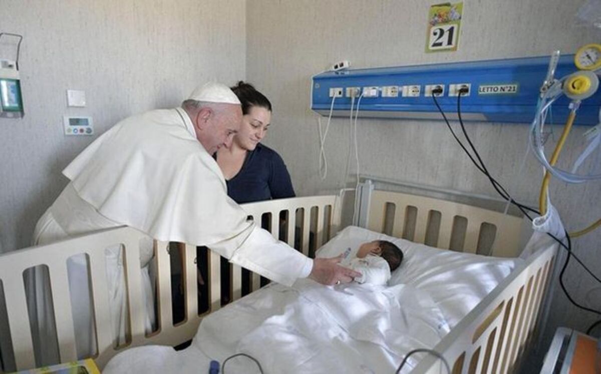 El papa visita un hospital infantil al norte de Roma la víspera de Reyes