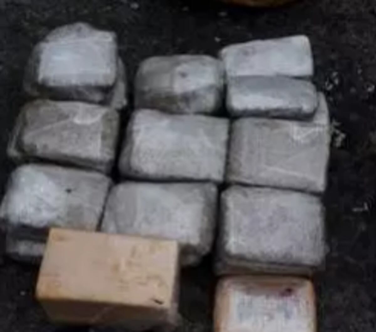 EN BRISAS DEL GOLF. Detienen a sujeto en auto blanco con presunta droga 