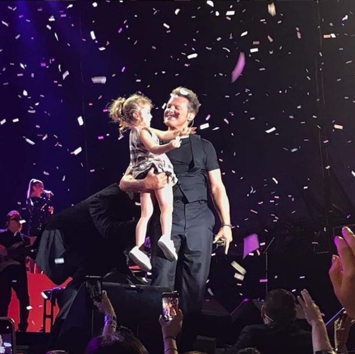 Luis Miguel muestra su momento más tierno y fan lo besa en la boca en concierto