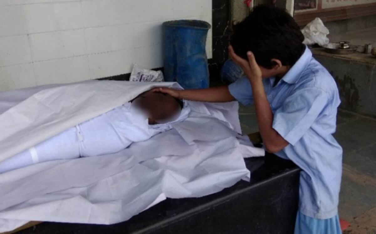 Foto de niño sin dinero para el funeral de su padre reúne miles de dólares