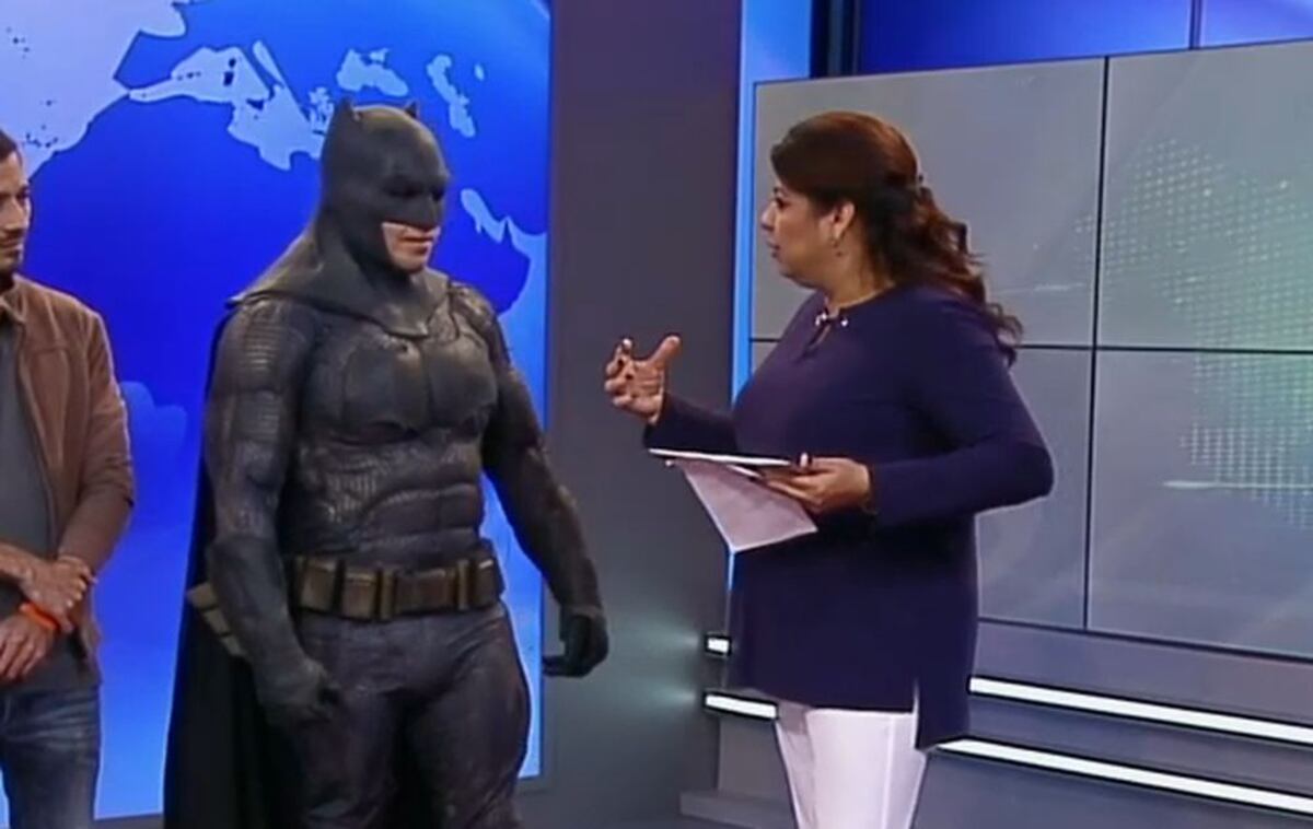 Batman le trae el batimóvil a Castalia