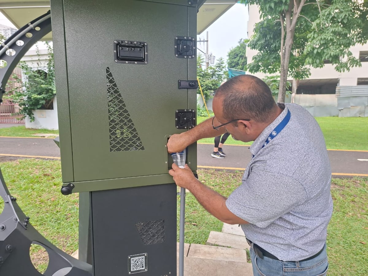Sin pozos ni tuberías: Parque Omar incorpora tecnología que convierte la humedad en agua potable gratis