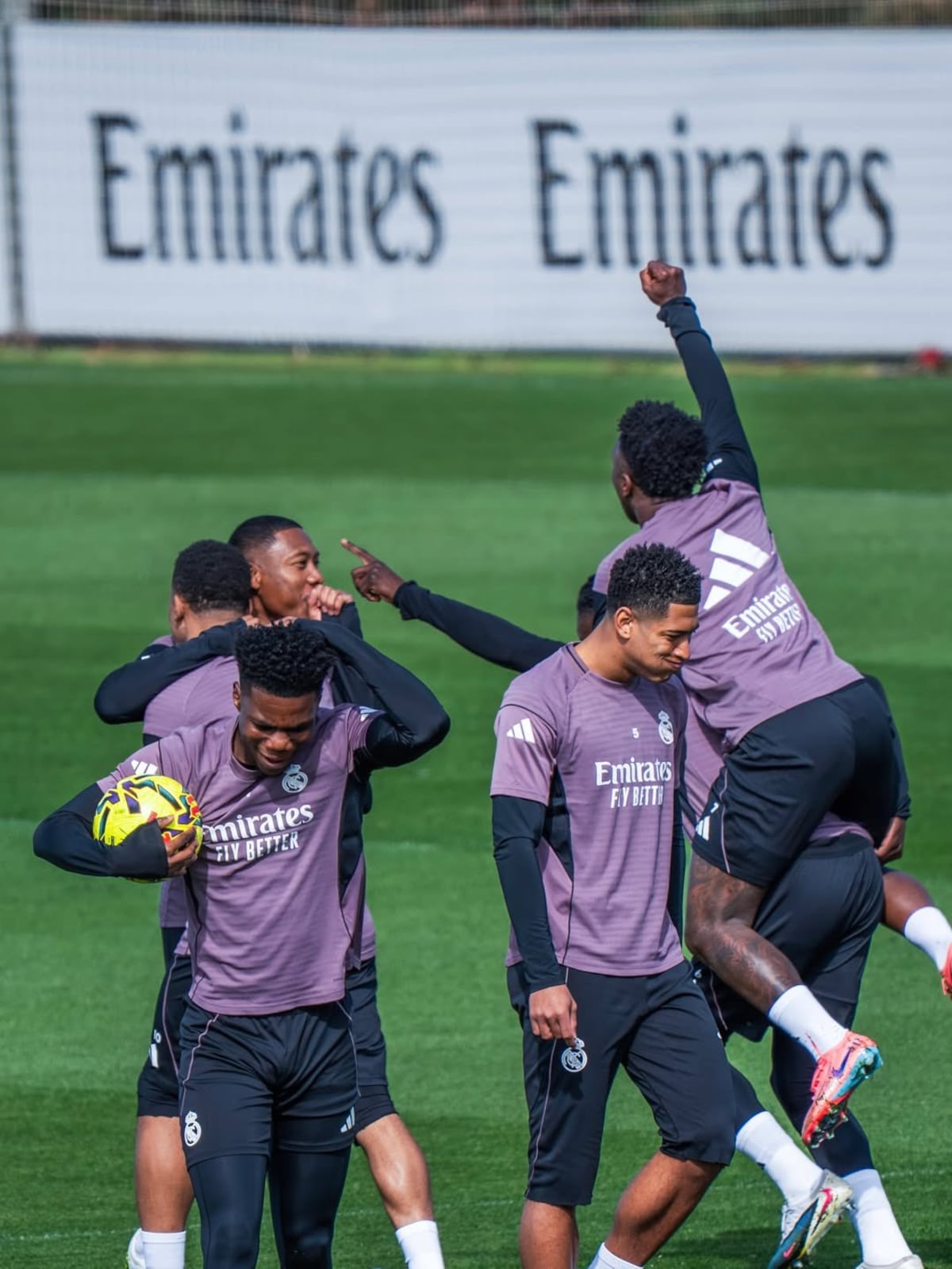 ¡Cachetadas y peleas! El vestuario del Real Madrid se incendia antes del clásico