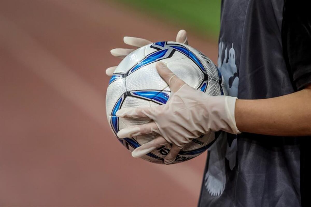 Suspenden encuentro de fútbol tras incremento de casos de coronavirus