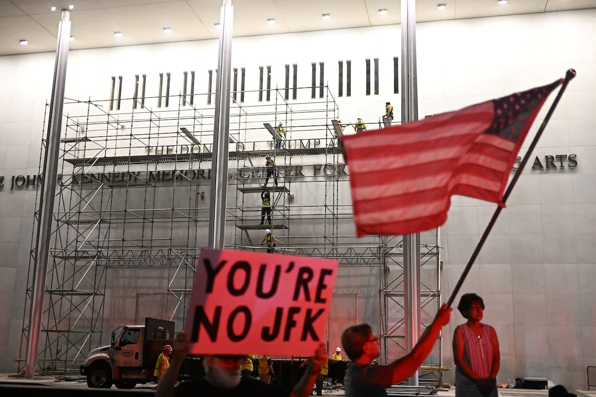 Retiran el nombre de Trump de la fachada del Kennedy Center tras orden judicial