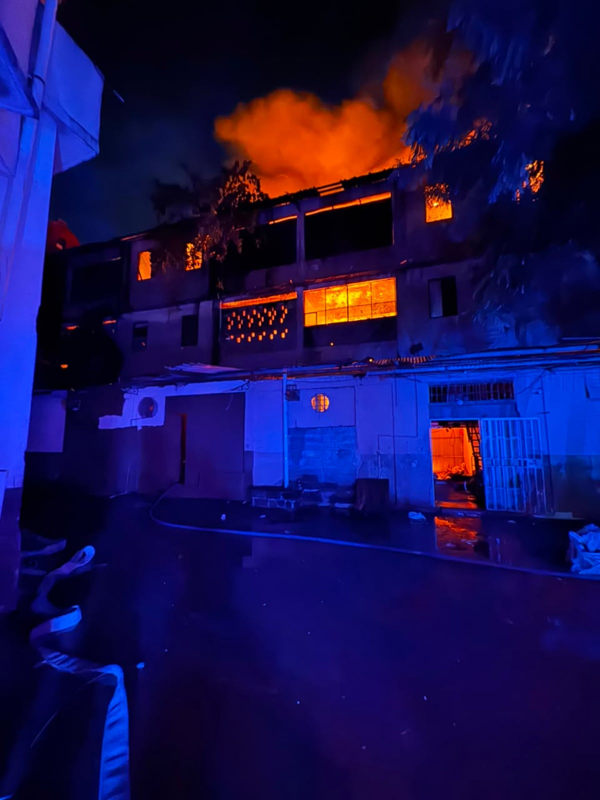 Bomberos combaten incendio en caserón del Casco Antiguo