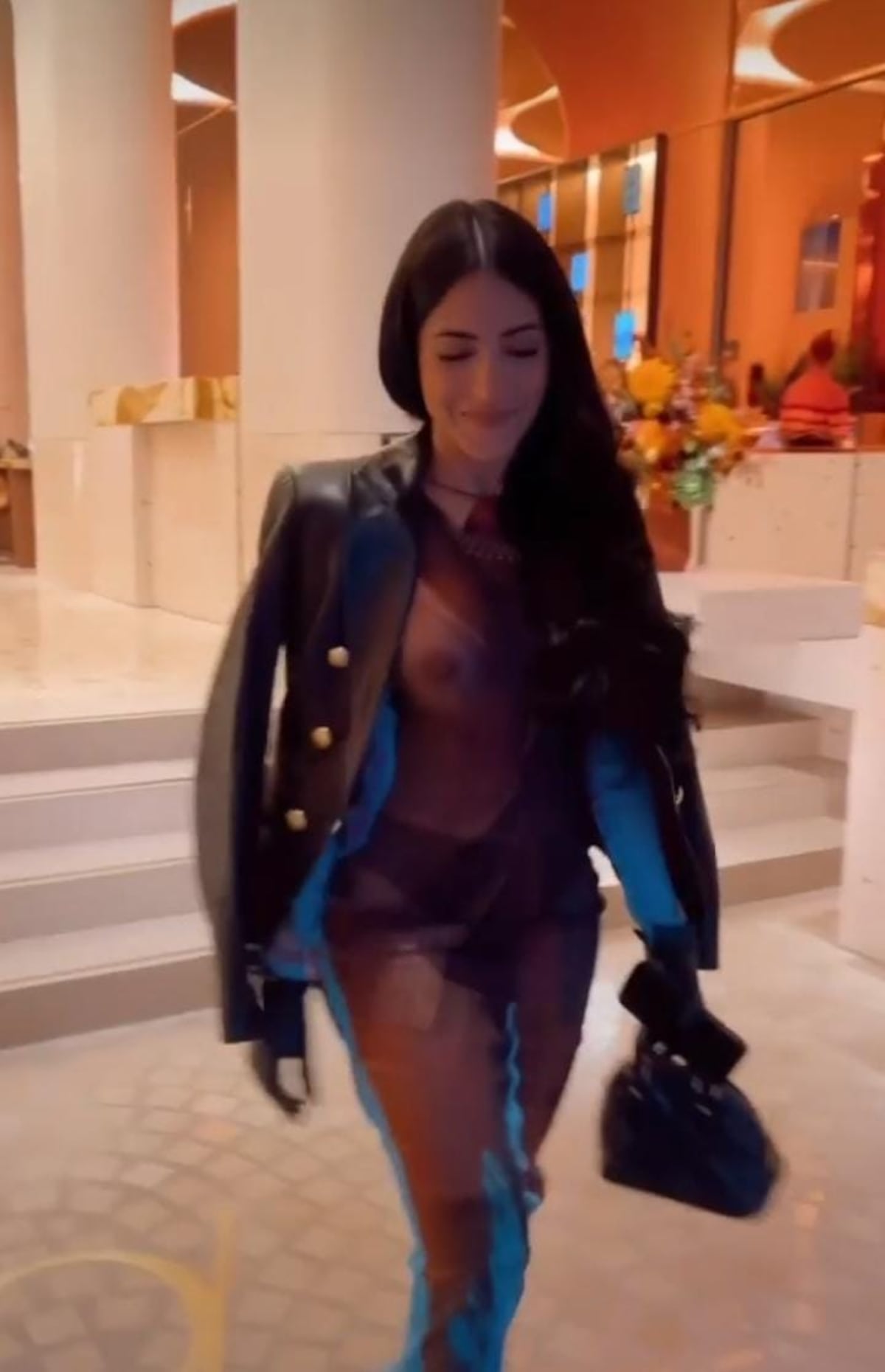 Paren todo. Jacky Guzmán modela vestido que simula no tener brasier de famoso diseñador francés +Fotos