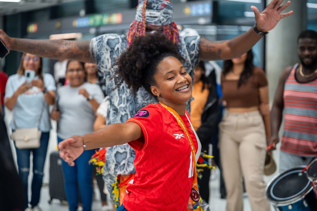 Entre alegrías y aplausos: Las mundialistas de futsal vuelven a casa con la frente en alto