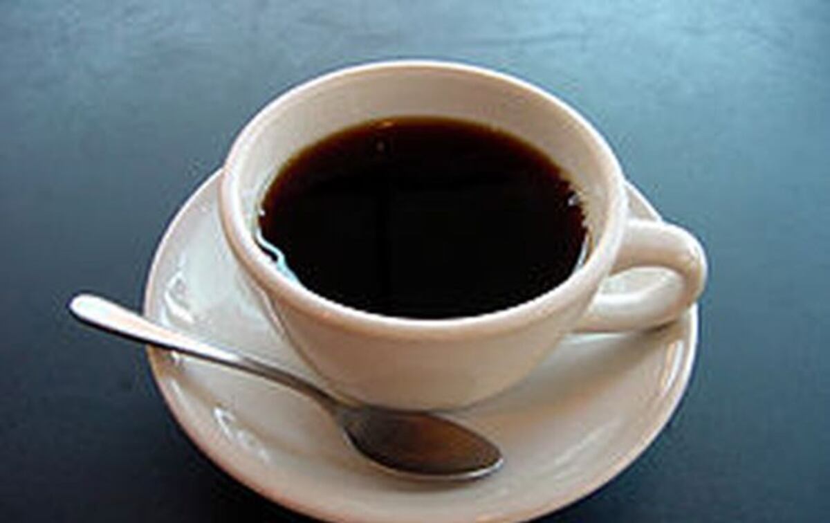 Da a luz a un niño negro y echa la culpa al café que toma el marido