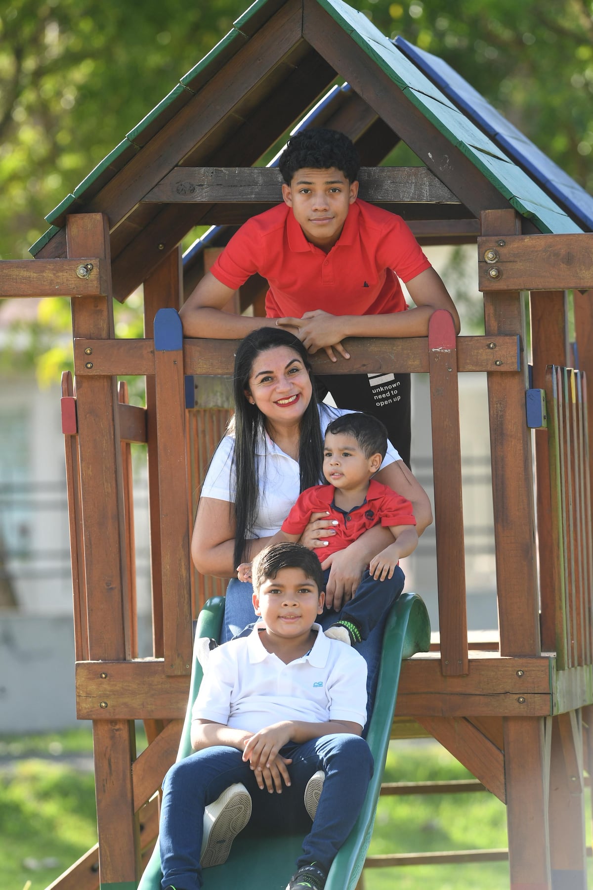 El amor al aire libre: Una madre y tres niños en el lente de Elyseé Fernández