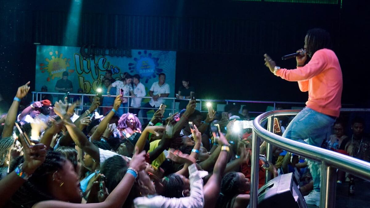 ‘El Pollo del Mes’ revienta tarima en tierras centroamericanas