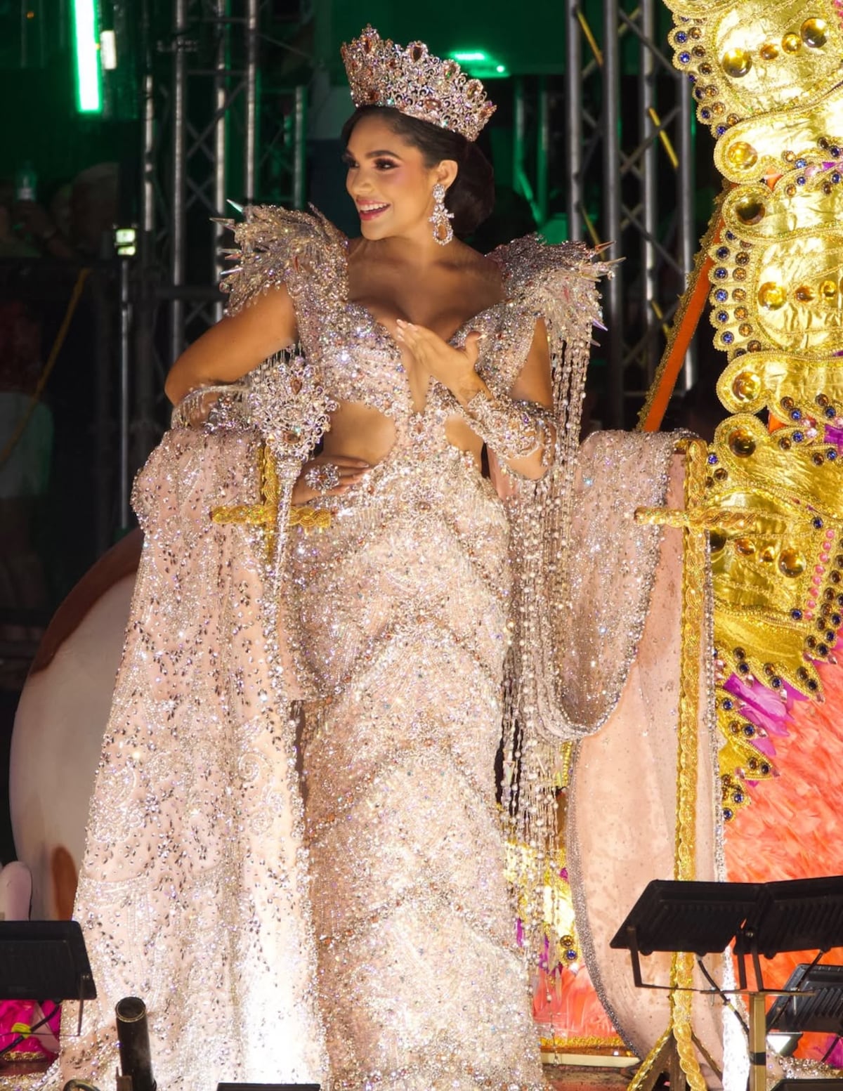 Fuego y brillo: Calle Arriba y Calle Abajo de Las Tablas deslumbran en la noche del domingo de Carnaval