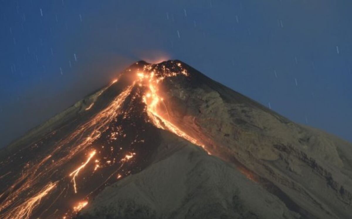 Guatemala: Volcán de Fuego registra fuerte explosión y varias avalanchas
