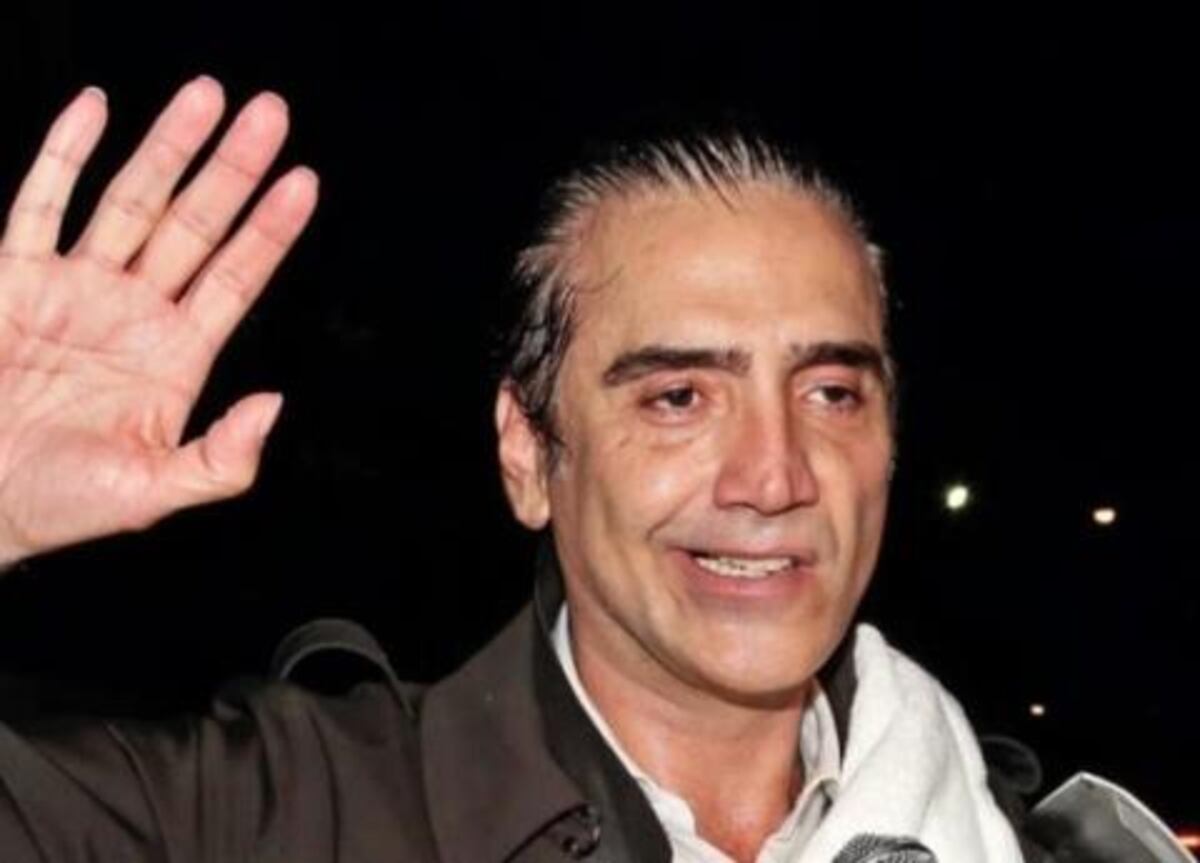 Alejandro Fernández borracho asusta a viajeros en un vuelo mostrándole videos