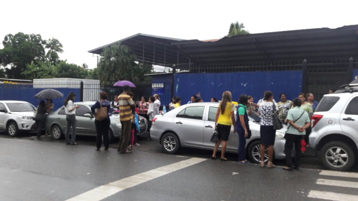 Estudiante se accidenta en centro comercial convertido en colegio