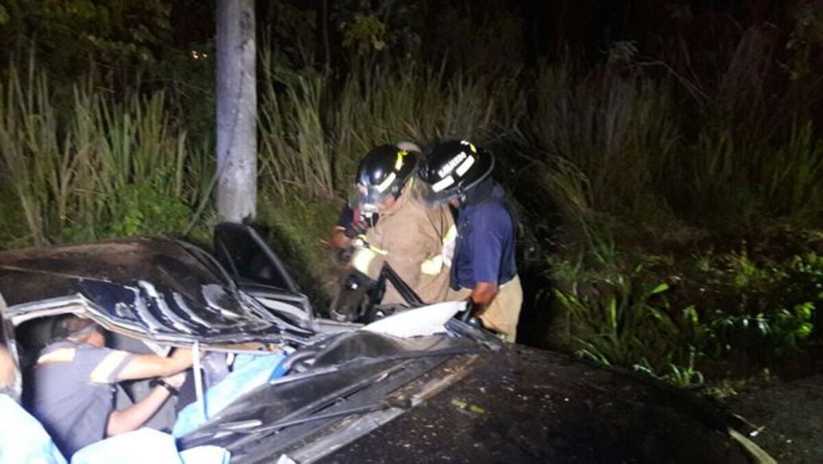 ¡AY, DIOS! Choca contra un poste de luz y queda atrapado en el auto
