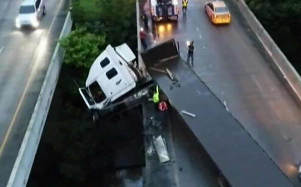 Mula por poco se cae del puente y genera tranque descomunal en la vía Centenario