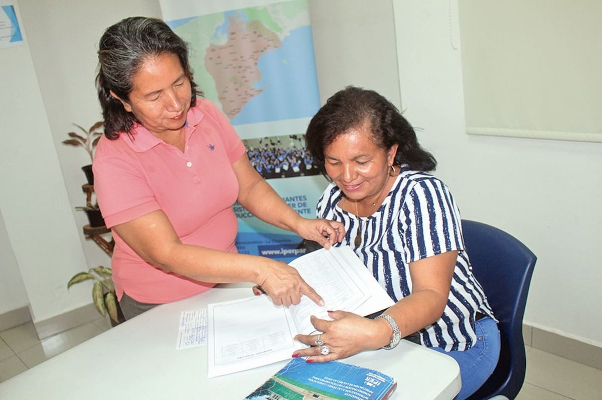 Estudian por radio y culminan sus estudios