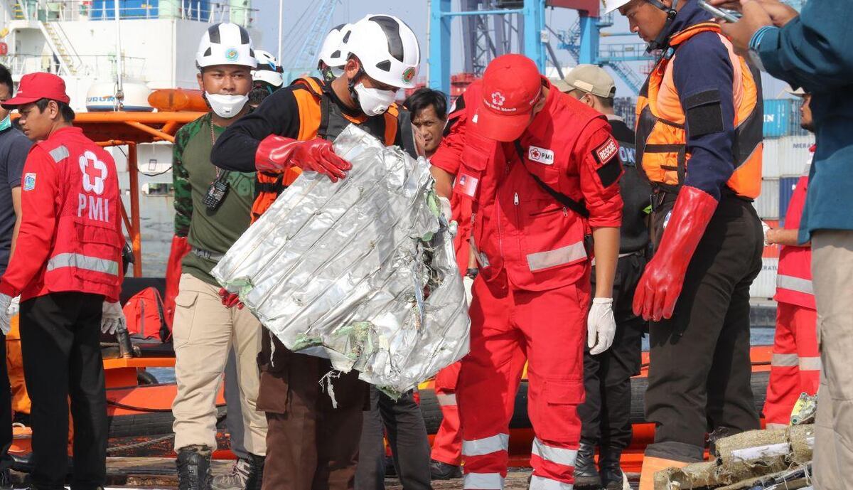 Cadáveres son hallados entre restos del avión de Lion Air estrellado