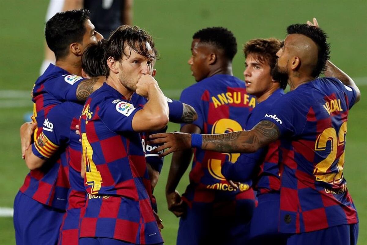 Rakitic rescata a un Barcelona que sigue dejando muchas dudas en su juego