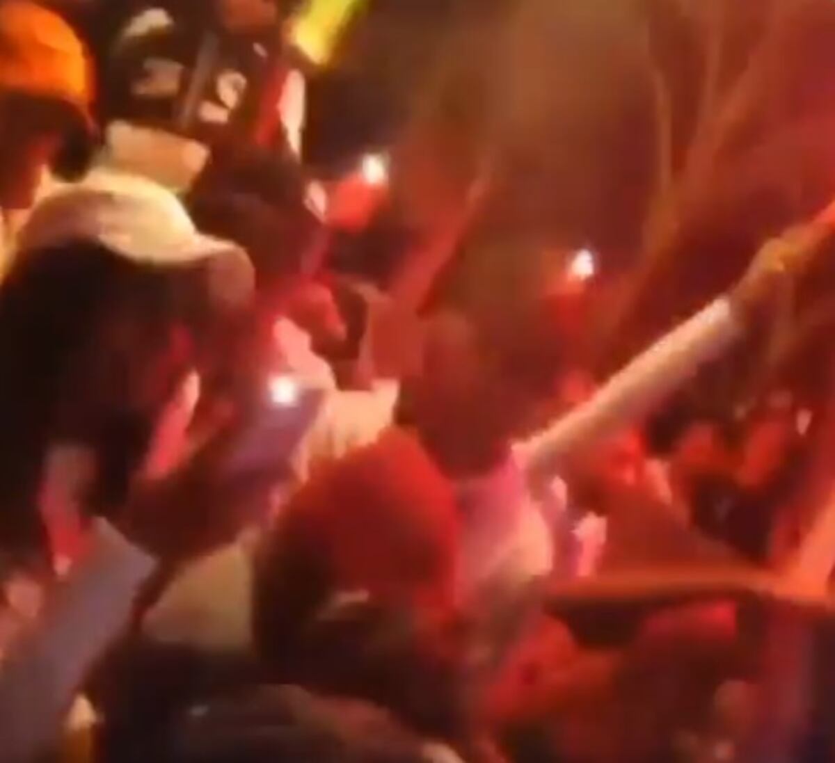 Siguen los ‘parking’. Circula video de otra supuesta rumba la noche de este sábado, con artistas en tarima. Video