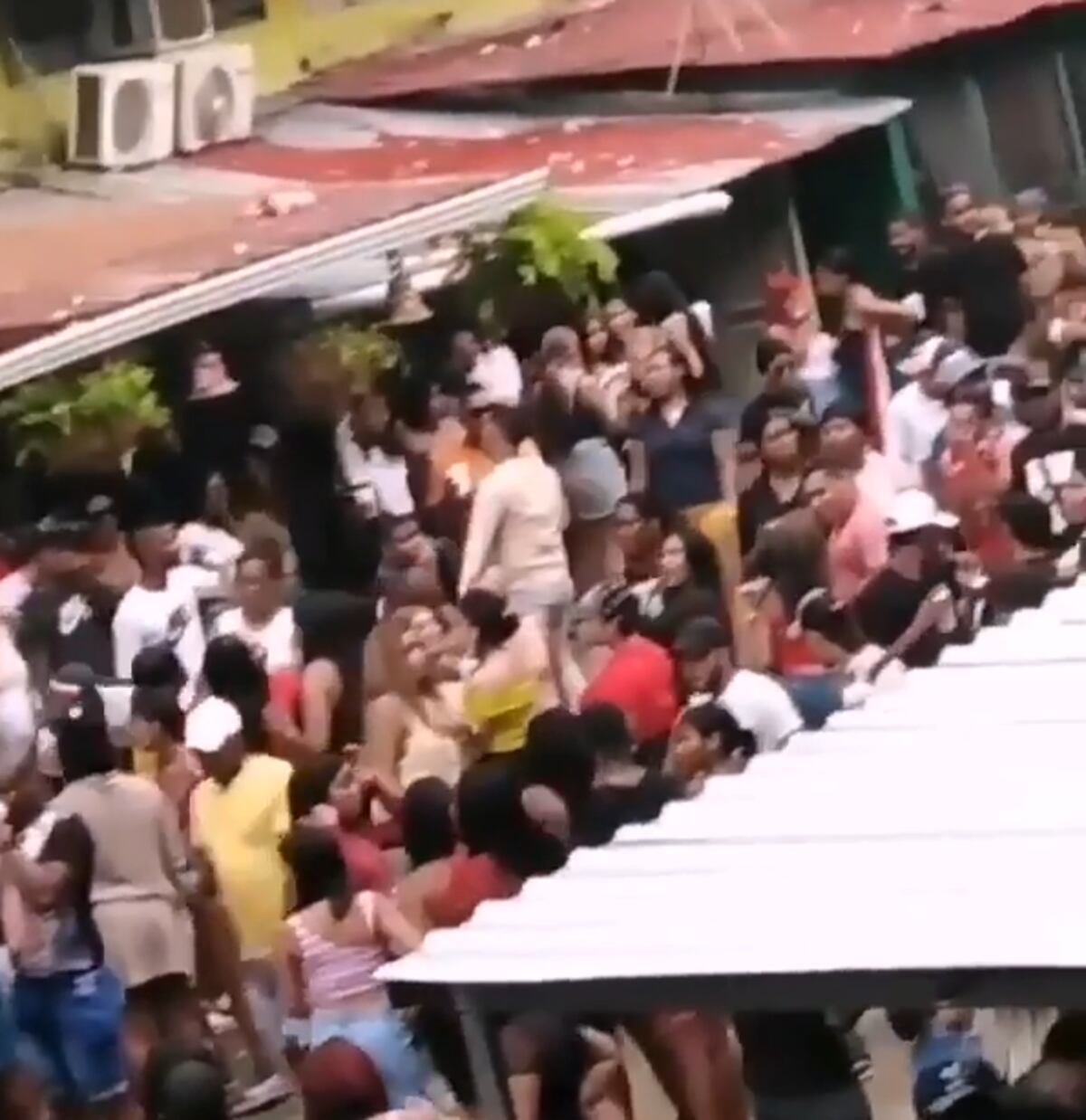 Tremenda fiesta como si fuera Navidad. Autoridades investigan ‘parkin’ en El Chorrillo 