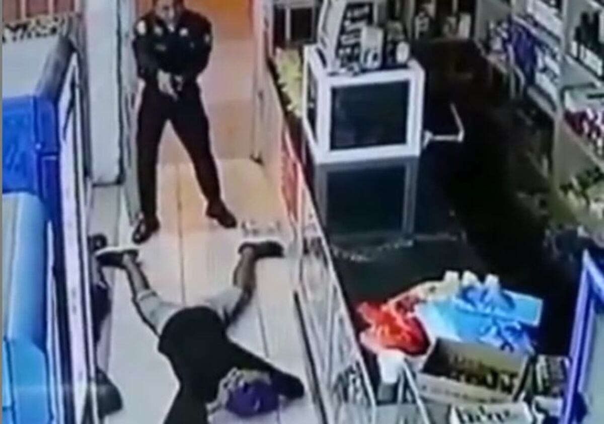 Captan momento en que policía impide un robo en minisúper. Captura a dos. Video