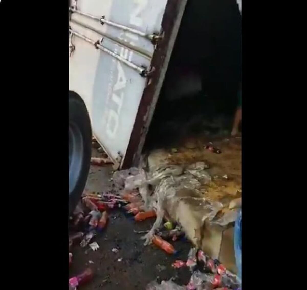 Se llevan más de $20 mil en sodas, luego de que un camión se volcó en plena vía