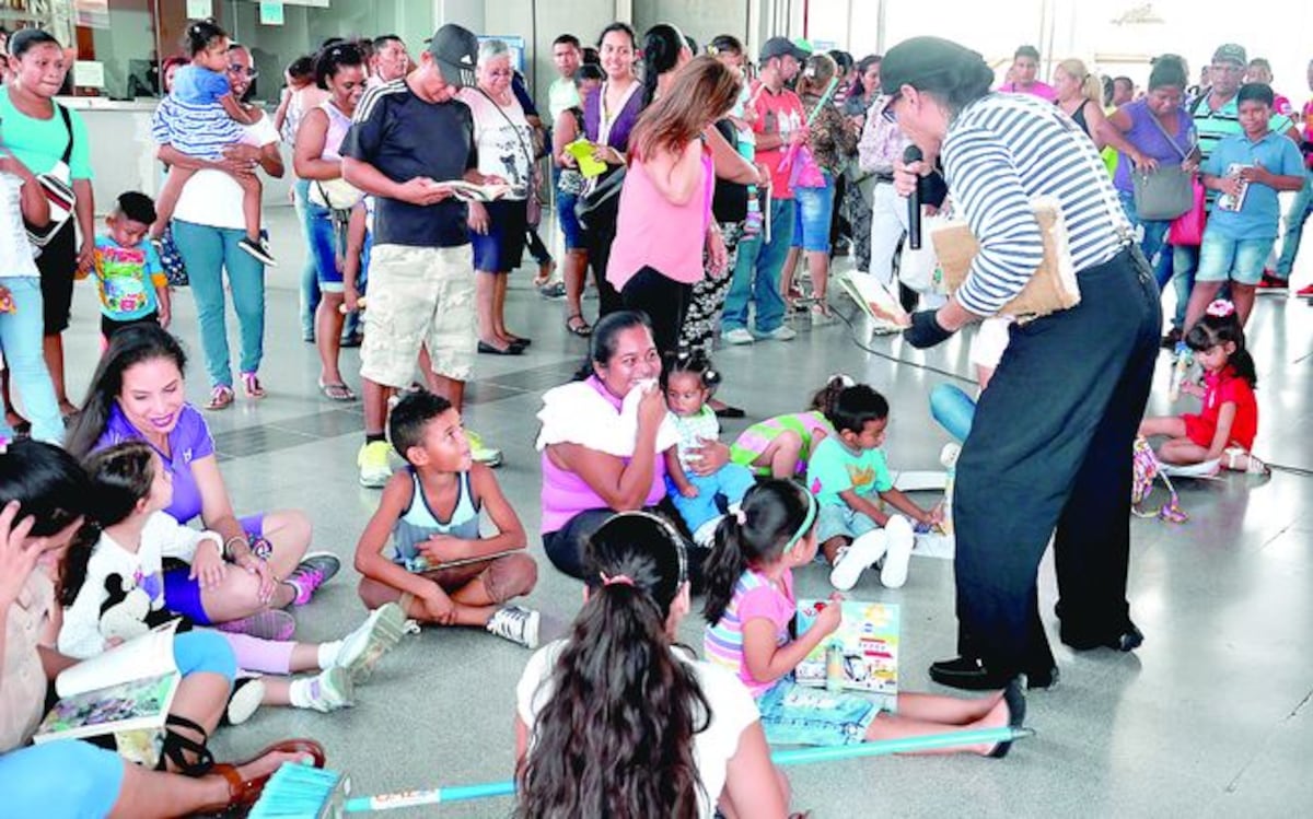Cámara Panameña del Libro dona ejemplares a Bibliometro