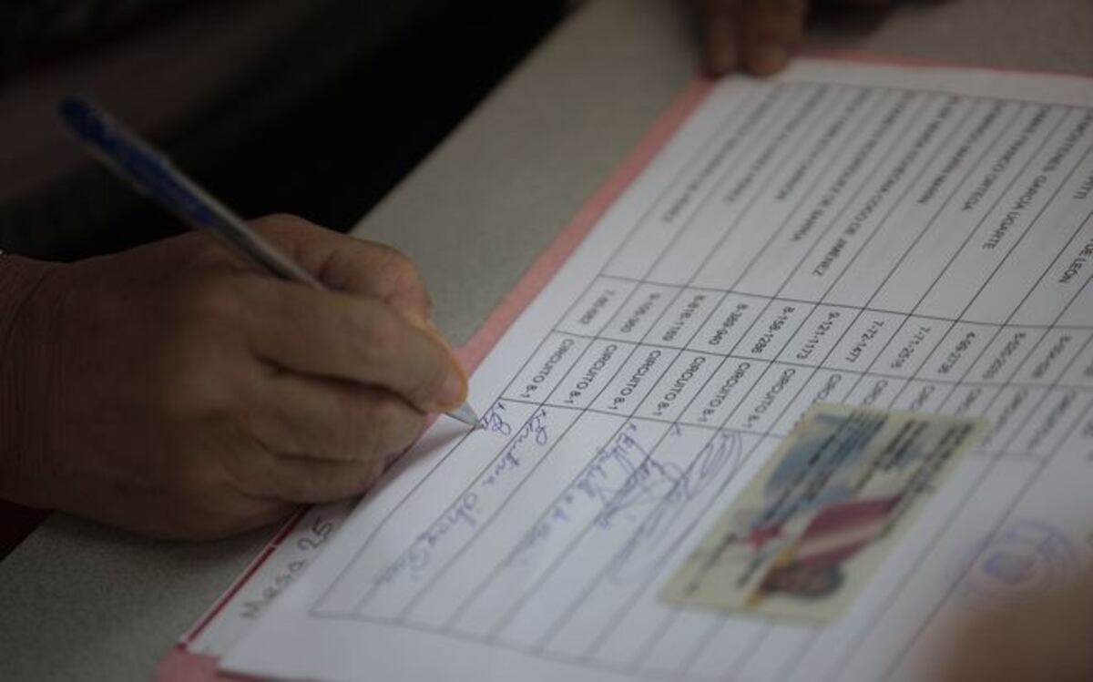 Adulto mayor sufrió accidente en un centro de votación. Lo trasladan a la capital