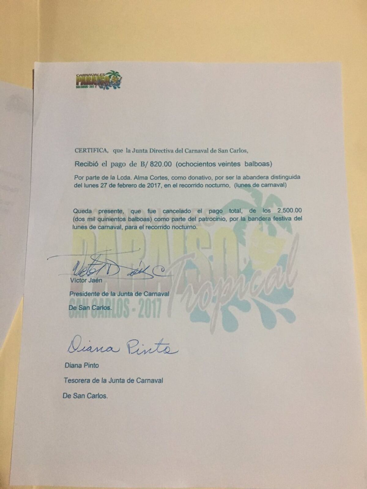 ¿TÉ FRÍO O GINGER ALE? Alma Cortés se confunde en su bebida