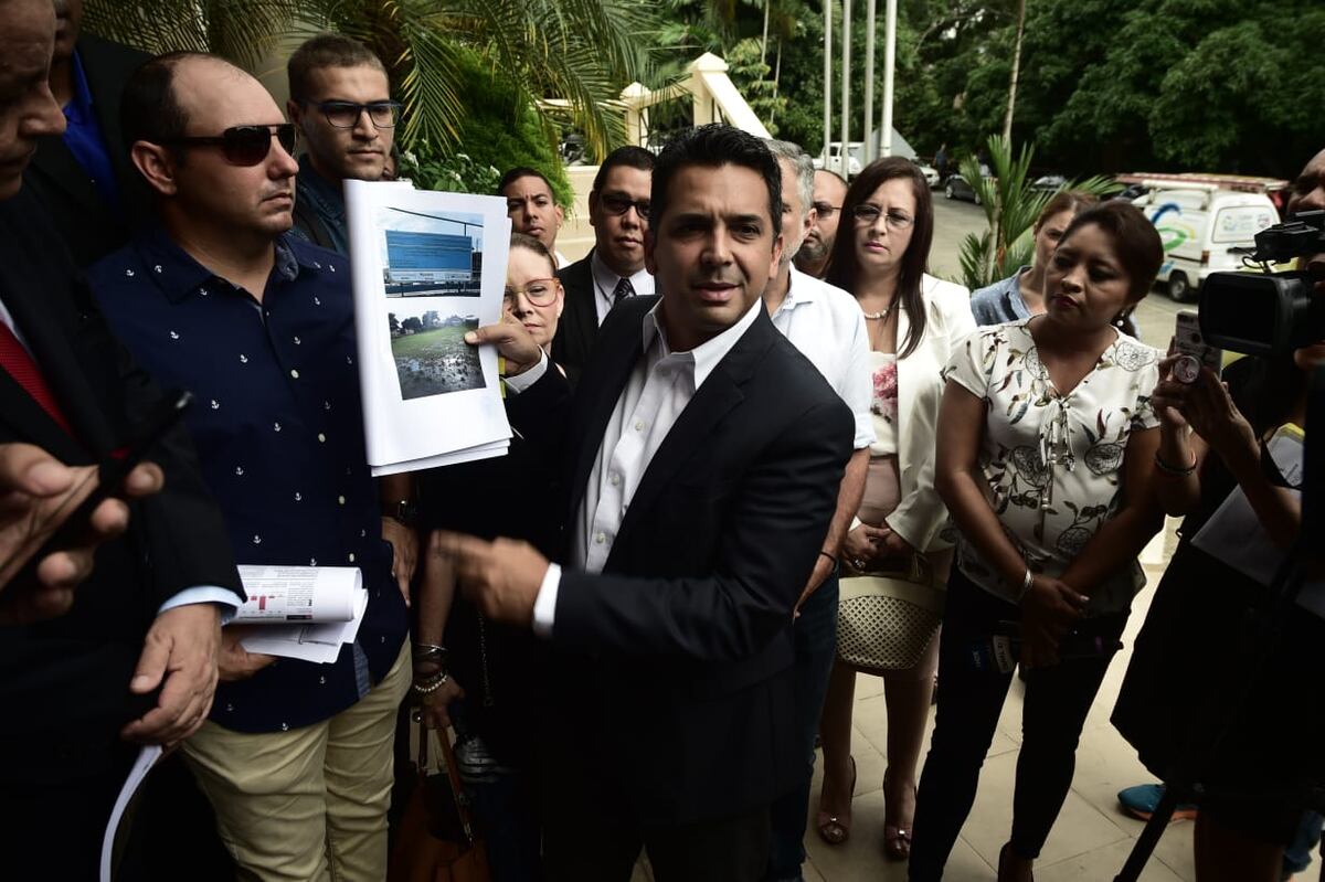 Con bate en mano,Lombana presenta denuncia por posible peculado contra diputados