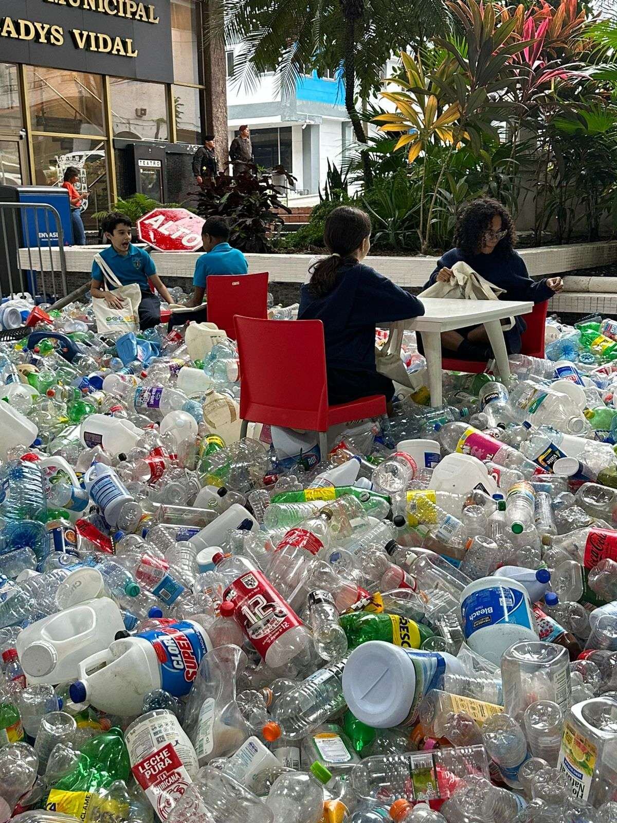 Basura plástica invade la Alcaldía: campaña busca abrirle los ojos a Panamá