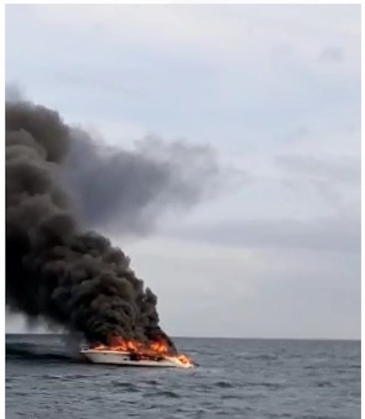 Embarcación se incendia en la Bahía de Panamá. Por poco no llegan a Navidad. Video