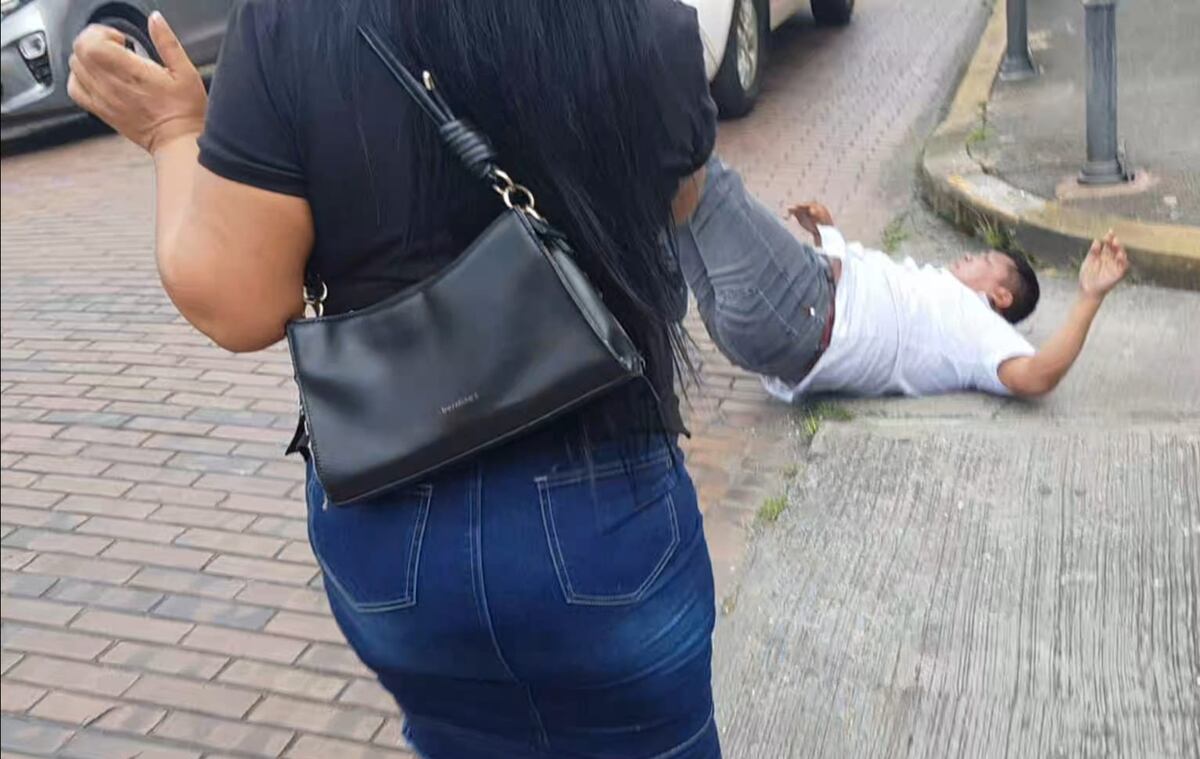 Se formó.  Cacique de Tierras Colectivas recibe puños y patadas afuera del Ministerio de Gobierno por desalojo de tierras. Video