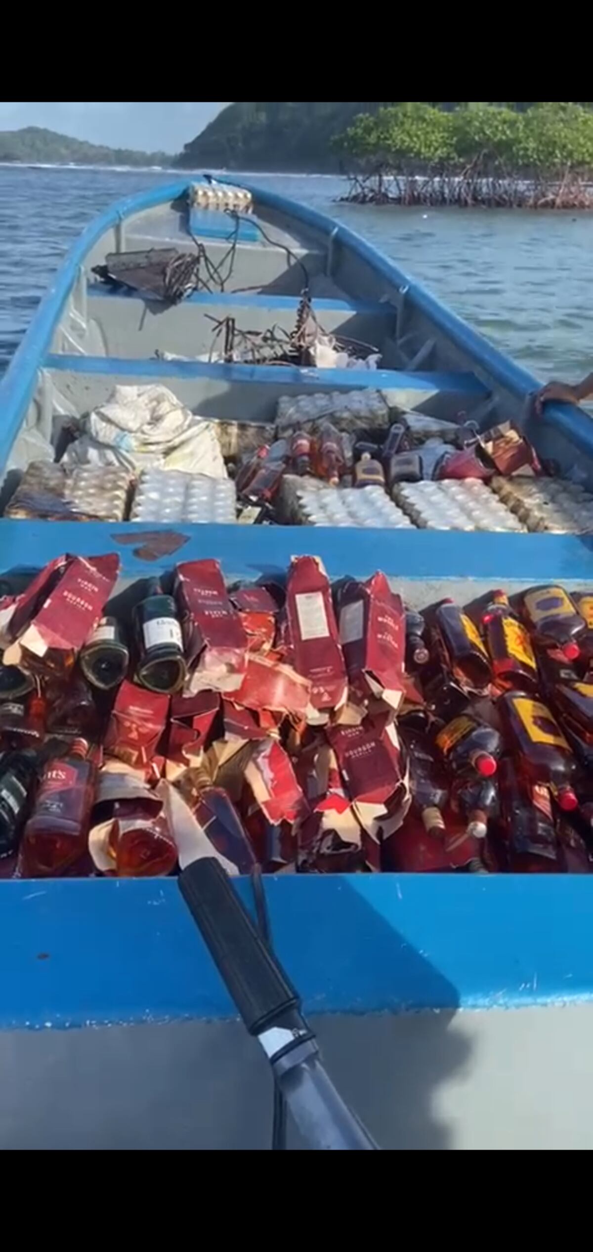 Cargaron con guaro gratis. Colonenses hacen fiesta con embarcación que se incendia. Se llevaron gran cantidad de bebidas alcohólicas