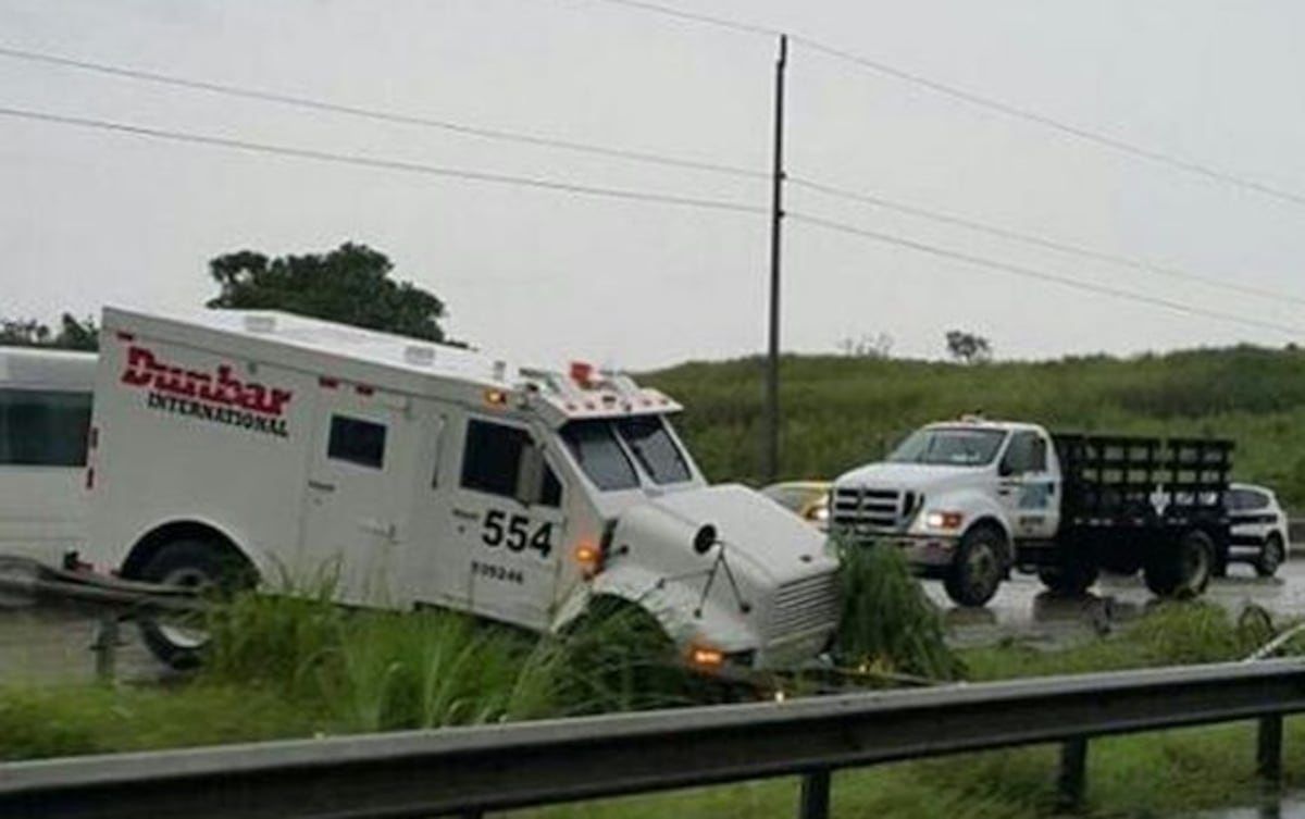Vehículo 'blindado' se choca en vía Centenario 