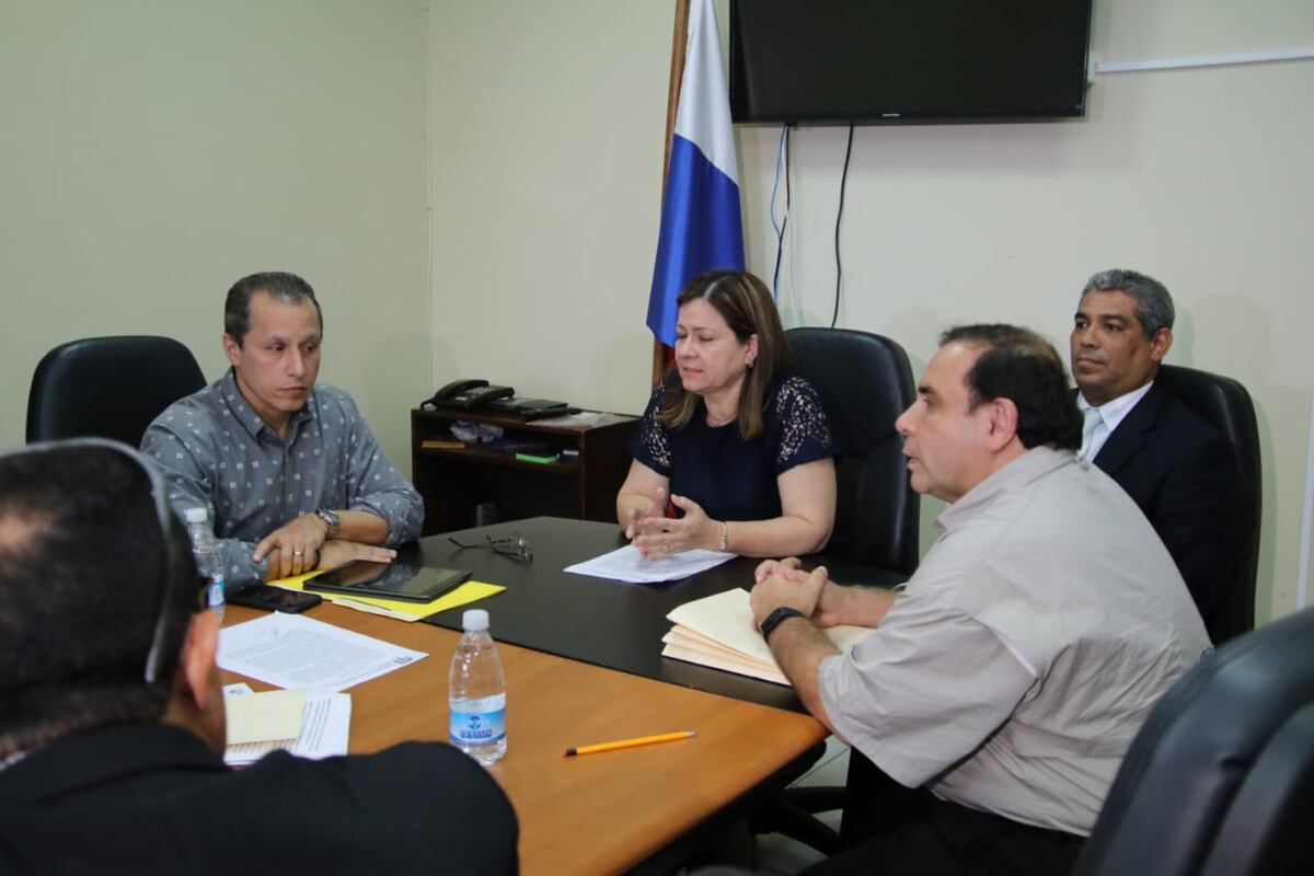 La Ministra de Salud consultará  a la Pocuraduría de la Administración solicitud de los técnicos laboratoristas