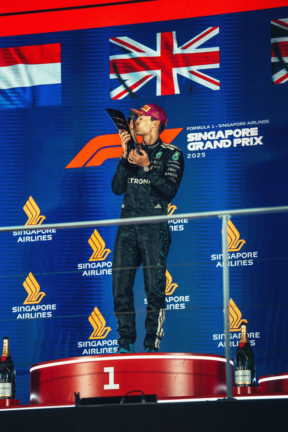 Russell arrasa en Singapur y McLaren se corona campeón entre chispas y roces