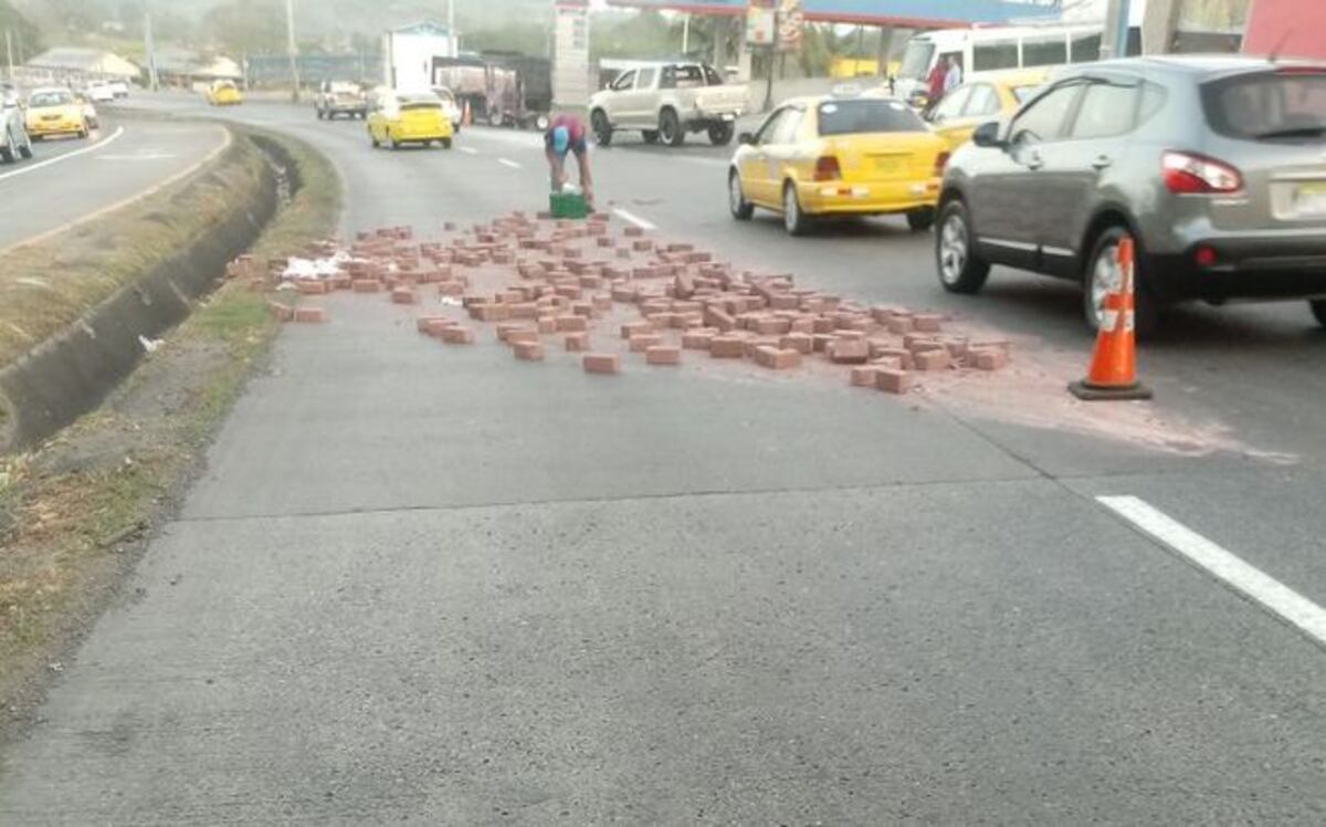¡SANCIONADO! A camión se le caen ladrillos en plena vía