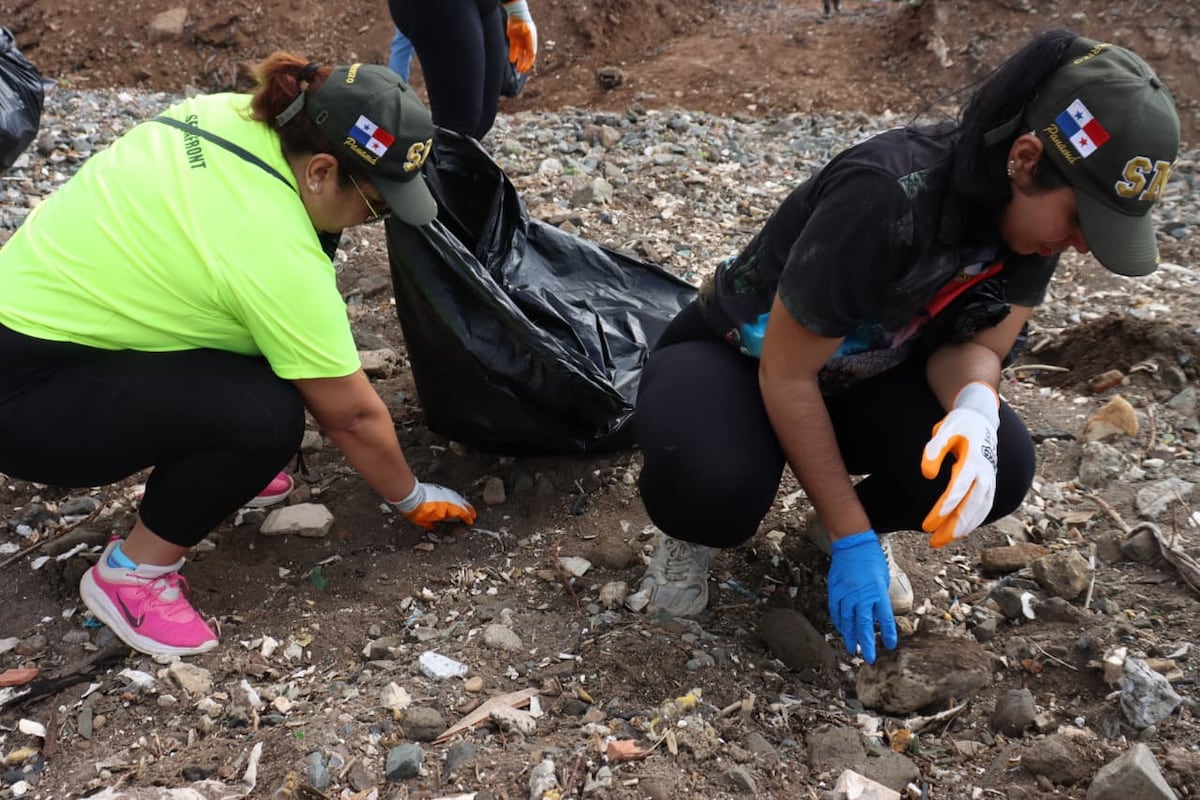 Día de la Madre Tierra: autoridades y voluntarios limpian playa en Costa del Este